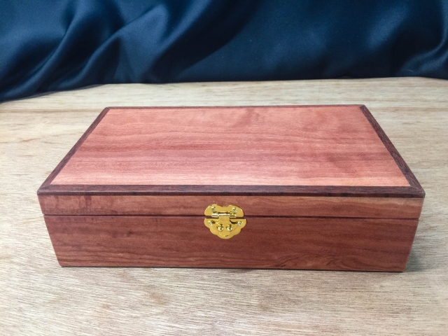 Pink Jarrah personal box with leather lining and brass catch (L5549)